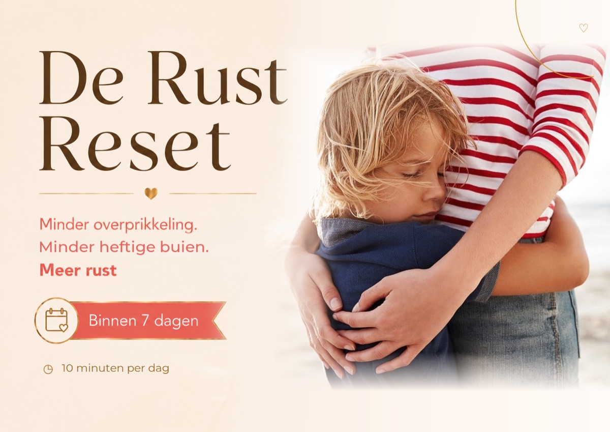 De Rust Reset voor hoogsensitieve kinderen: een jongen die getroost in de armen van zijn moeder ligt. Minder overprikkeling, minder heftige buien, meer rust.